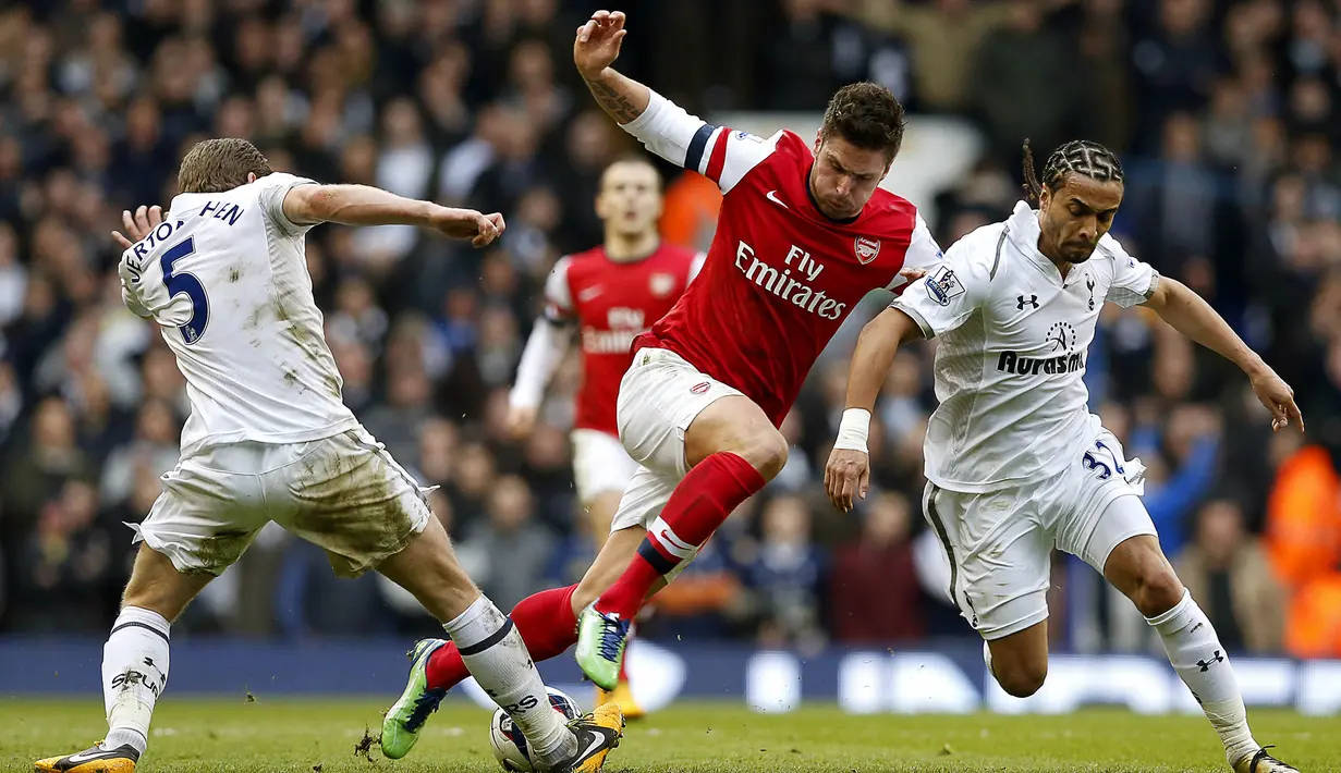 Penyerang Arsenal, Olivier Giroud berusaha melewati hadangan pemain Tottenham pada Liga Premier di Stadion White Hart Lane, Inggris, Minggu (3/3/2013). (EPA/Kerim Okten)
