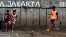 Warga bermain dalam kompetisi sepak bola di pinggir Kali Banjir Kanal Barat, Jakarta, Sabtu (5/11). Minimnya sarana untuk bermain sepak bola mengakibatkan warga terpaksa memanfaatkan lahan di pinggir kali tersebut untuk bermain.Liputan6.com/JohanTalllo