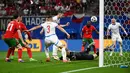 Portugal selamat dari kekalahan setelah gol bunuh diri Robin Hranac akibat salah mengantisipasi bola pantul hasil penyelamatan sang kiper, Jandrich Stanek. (Christophe SIMON / AFP)