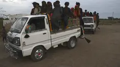 Penduduk setempat bepergian dengan kendaraan saat mereka mengevakuasi daerah tersebut karena Topan Biparjoy mendekat, di daerah pesisir Golarchi di distrik Badin, di provinsi Sindh Pakistan, Selasa, 13 Juni 2023. (AP Photo/Umair Rajput)