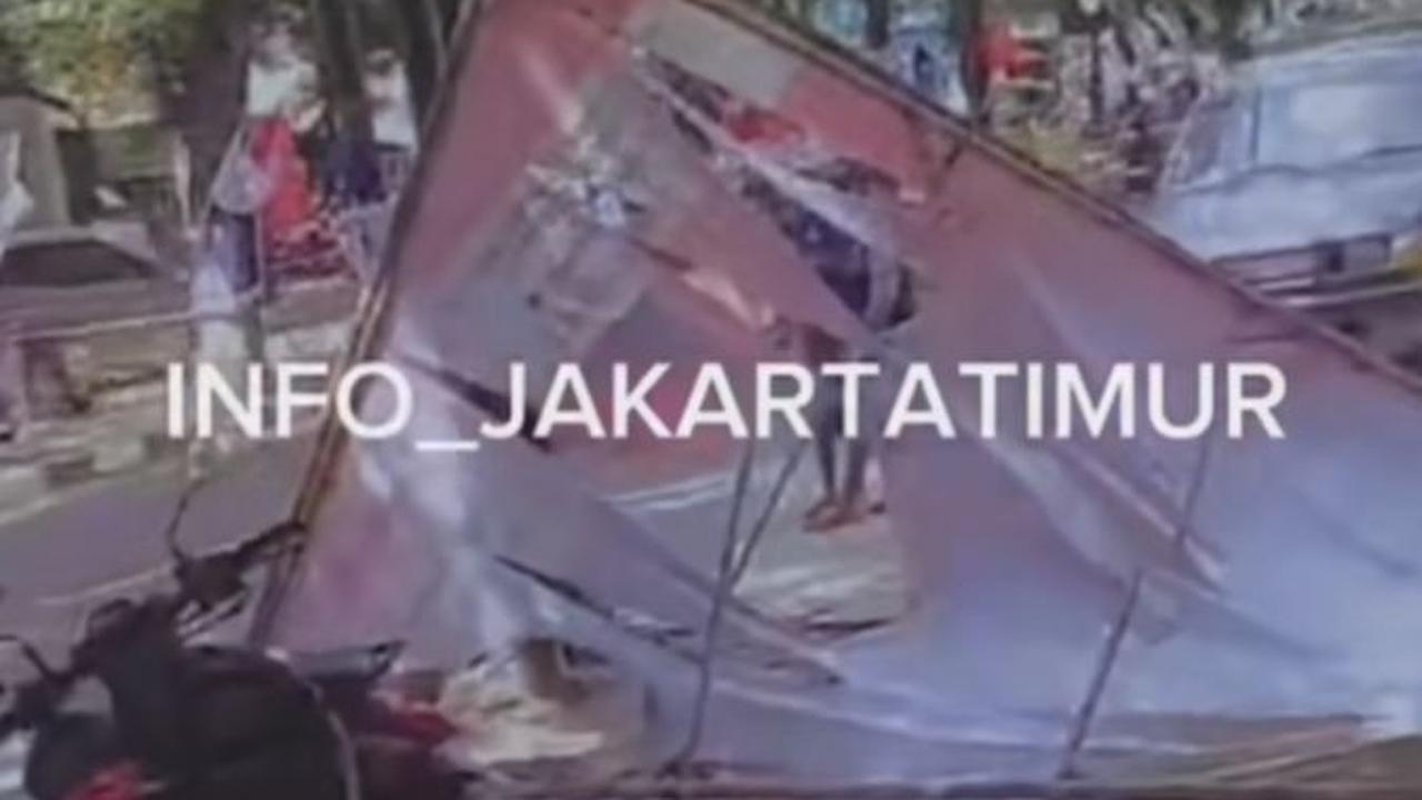 Baliho Caleg PSI Roboh Bikin Dua Ibu-Ibu Jatuh dari Motor di Cakung