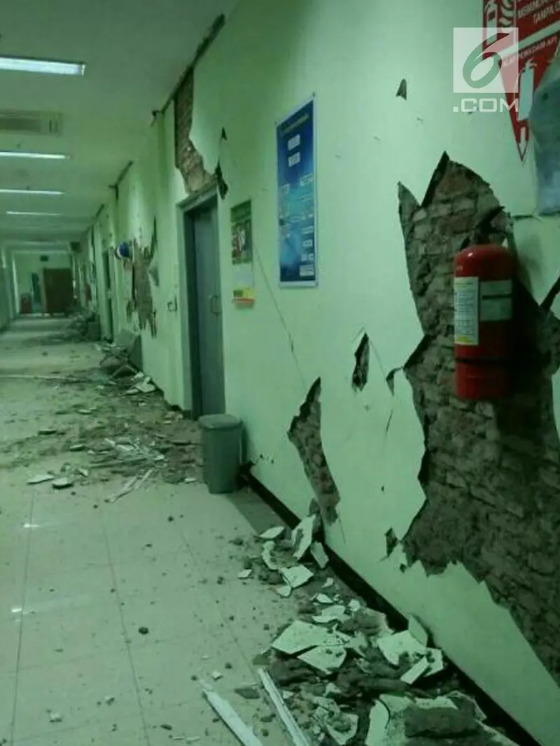 PHOTO: Gempa Guncang Pulau Jawa, Rumah Sakit di Banyumas Rusak Parah