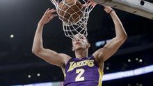Guard Los Angeles Lakers Lonzo Ball melakukan slam dunk pada laga NBA melawan Portland Trail Blazers di Staples Center, Sabtu (23/12/2017) atau Minggu (24/12/2017) WIB. (AP Photo/Chris Carlson)