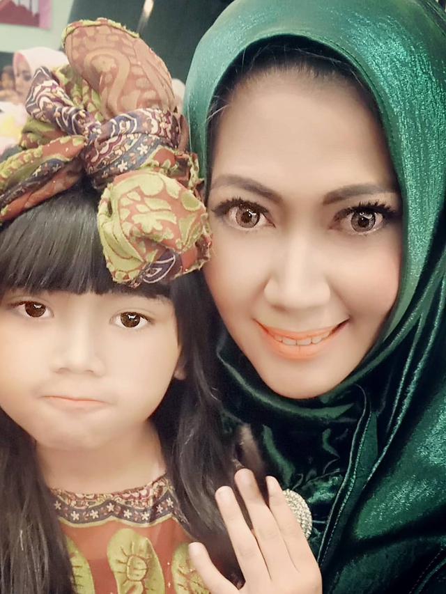 Kerap Berperan Antagonis, Ini 6 Potret Kebersamaan Helsi Herlinda dan Anak