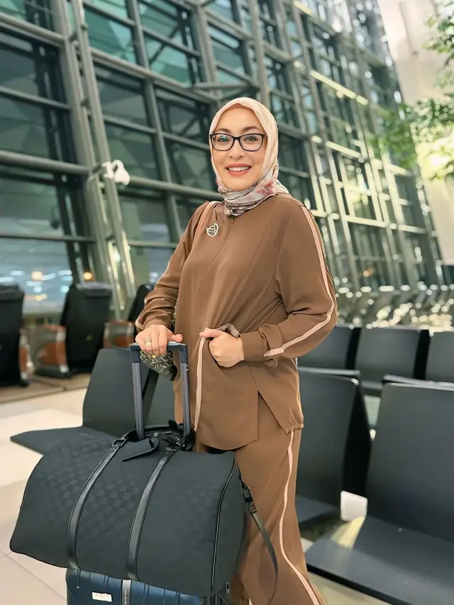 Gaya Angelina Sondakh saat di Bandara (Foto: Instagram @angelinasondakh09)