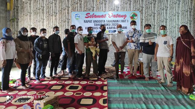 Para pengurus dan anggota Koperasi Mina Karya Madani