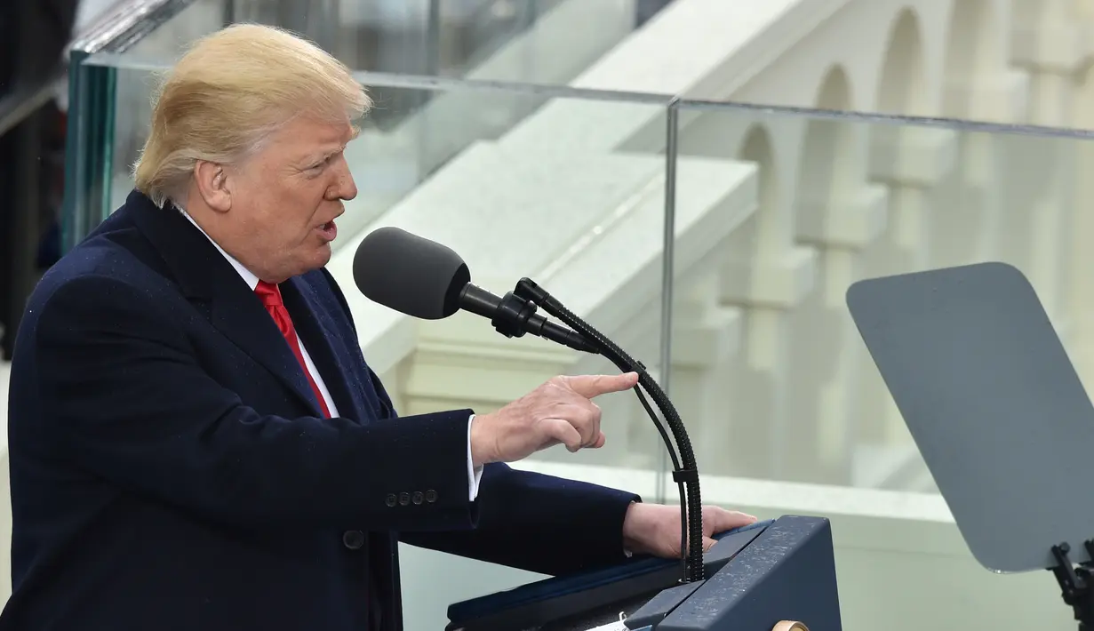 Presiden AS ke-45, Donald Trump menyampaikan pidato pertamanya usai dilantik menjadi presiden di Capitol Hill, Washington DC, AS, Jumat (20/1). Trump berjanji akan membawa Amerika kembali berjaya dan menjadi negara yang kuat. (AFP Photo)