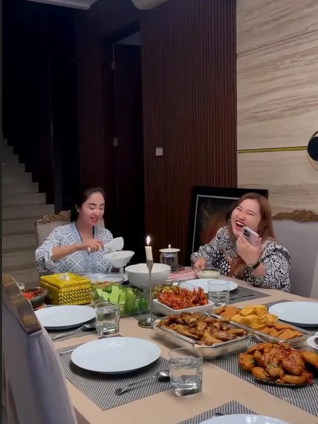 Dapur dan Ruang Makan Rumah Dewi Perssik