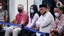 Artis Nirina Zubir dan beberapa korban mafia tanah menghadiri rilis kasus mafia tanah di Gedung Ditreskrimum Polda Metro Jaya, Jakarta, Senin (18/7/2022). PS dan MB serta dua pejabat lainnya ditetapkan tersangka bersama 25 orang lainnya. (Liputan6.com/Faizal Fanani)