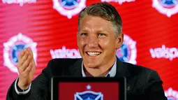 Pemain baru MLS Chicago Fire, Bastian Schweinsteiger memberi keterangan saat konferensi pers di The PrivateBank Fire Pitch di Chicago, Rabu (29/3). Pemain asal Jerman itu akan membela tim Amerika Serikat, MLS Chicago Fire. (AP Photo/Nam Y. Huh)