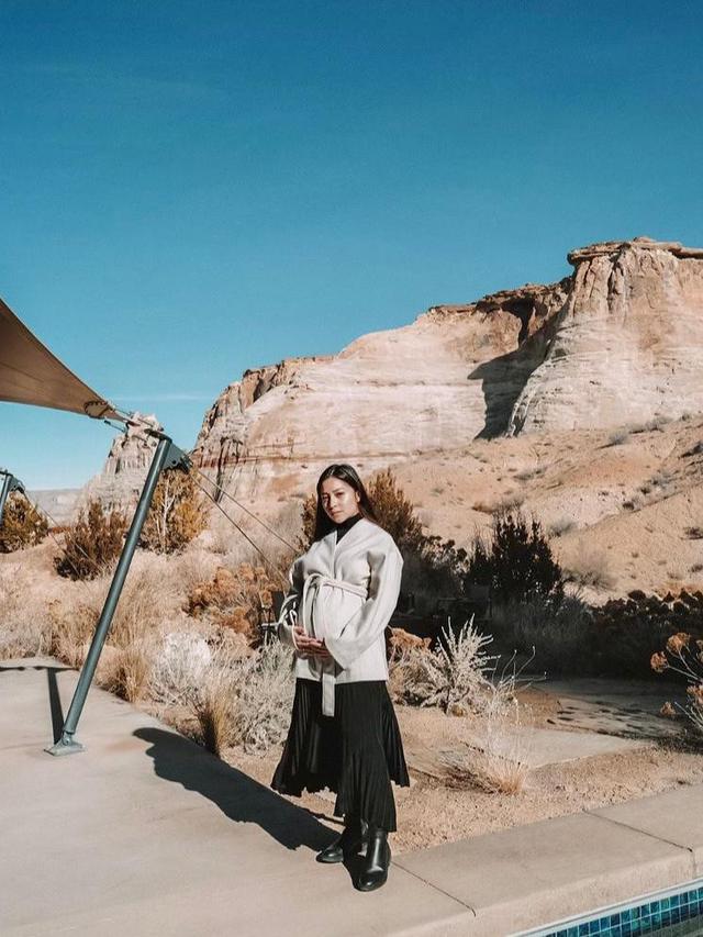 11 Gaya OOTD Bumil Nikita Willy yang Kini Menetap di Amerika, Selalu Kece Pamer Baby Bump