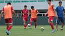Para pemain Korea Utara melakukan sesi uji coba lapangan di Stadion Pakansari, Bogor, (26/4/2018). Korea Utara akan mengikuti ajang PSSI Anniversarry Cup 2018. (Bola.com/Nick Hanoatubun)