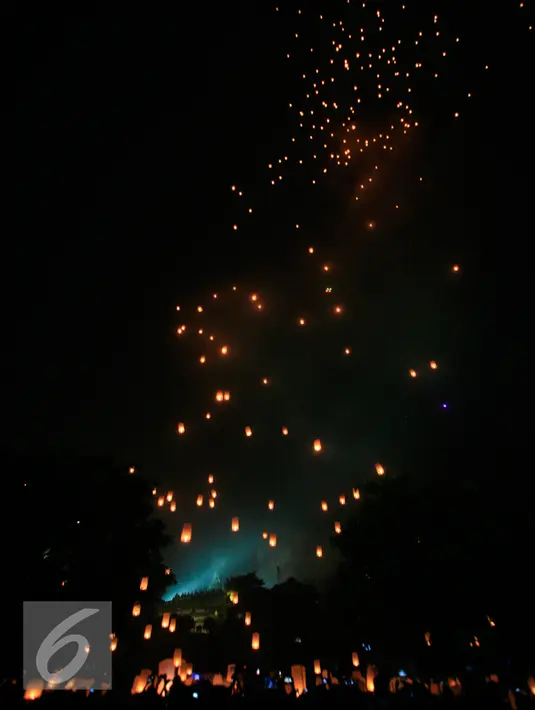 Lampion berterbangan di langit Borobudur, Magelang, Jawa Tengah, Minggu (22/05).Sebanyak 5000 lampion d terbangkan pada puncak perayaan Tri Suci Waisak 2560 BE/2016. (Liputan6.com/Boy Harjanto)