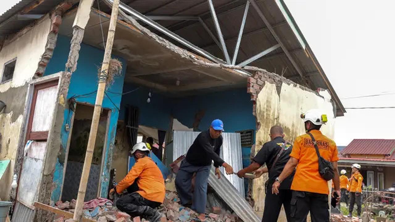 FOTO: Dahsyatnya Gempa Magnitudo 6,3 di Bengkulu: Ratusan Bangunan Rusak, 8 Roboh