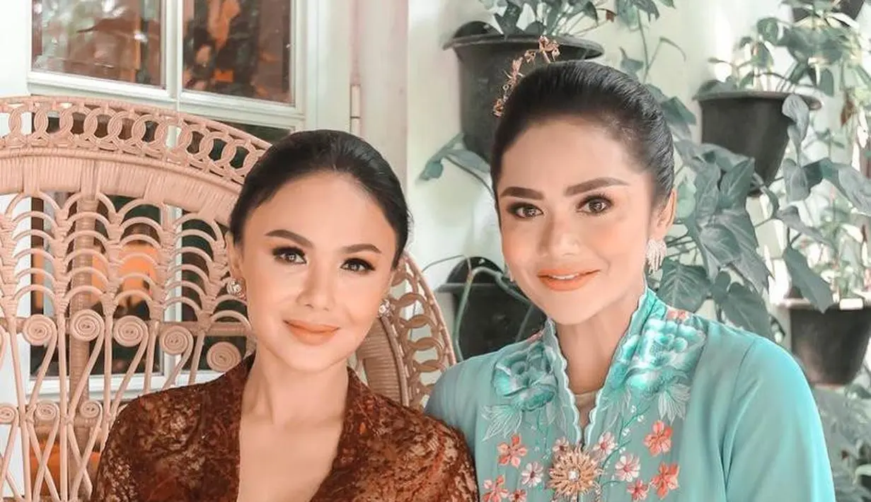 Sementara sang adik, Krisdayanti memilih kebaya hijau tosca dengan siluet border aneka bunga di acara Tedak Siten. Rambut panjang Diva ini dicepol simple dan dipermanis dengan hiasan kepala berupa hairpin. (Instagram/yunishara36).