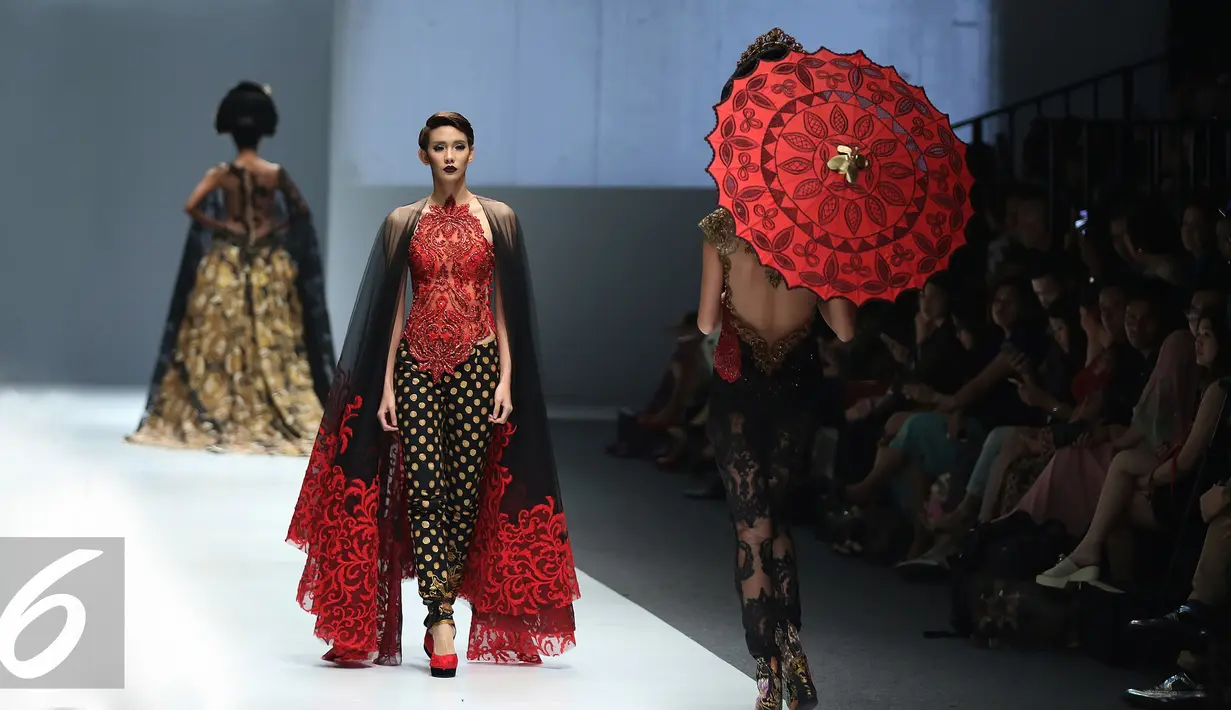 Model membawakan busana rancangan matahari department store di Jakarta Fashion Week (JFW) 2016, Senayan City, Jakarta (27/10). Matahari menawarkan tren terkini untuk kategori pakaian dan mode, produk-produk kecantikan. (Liputan6.com/Herman Zakharia)