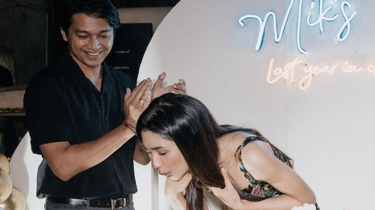 Potret Mikha Tambayong sedang meniup lilin. Tampak  Mikha Tambayong didampingi sang suami, Deva Mahenra.<br>