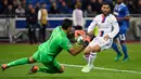 Kiper Gianluigi Buffon berhasil menangkap bola dari tendangan Alexandre Lacazette pada pertandingan Liga Champion di stadion Parc Olympique Lyonnais, Lyon, Perancis (18/10). Lyon harus menelan kekalahan  0-1 dari Juventus. (AFP/Philippe Desmazes)