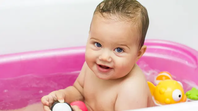 Bayi bermain dengan gembira