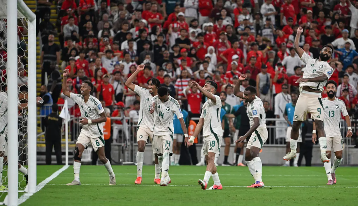 Pemain Arab Saudi merayakan gol yang dicetak oleh Feras Albrikan ke gawang Timnas Indonesia pada laga Grup B putaran keempat Kualifikasi Piala Dunia 2026 Zona Asia di King Abdullah Sports City Stadium, Jeddah, pada Kamis (9/10/2025) dini hari WIB. (AP Photo)
