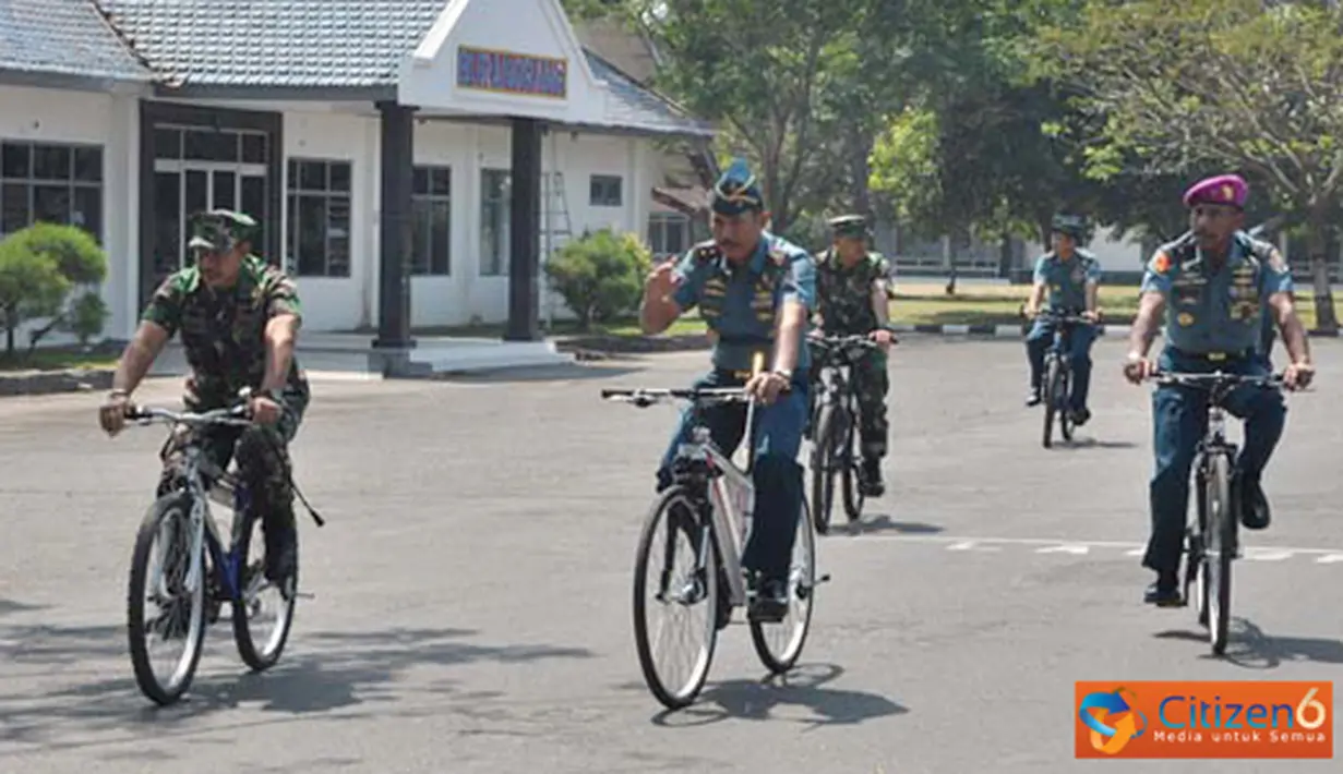 Citizen6, Surabaya: Dankobangdikal Laksda TNI Djoko Teguh Wahojo melanjutkan Sidak sekaligus safari Ramadhan ke Puslatdiksarmil, Selasa (31/7). (Pengirim: Penkobangdikal).