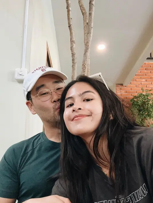 Keduanya pun tak sungkan menunjukan pose yang menunjukan manisnya hubungan mereka. [Foto: Instagram/maudyayunda]