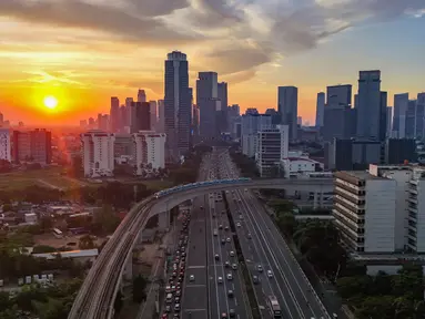 Rangkaian kereta Lintas Raya Terpadu (LRT) Jabodebek melintas di Jalan Gatot Subroto, Jakarta, Senin (18/8/2025). (merdeka.com/Arie Basuki)
