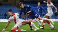 Gelandang Chelsea, Kai Havertz, berebut bola dengan bek Southampton, Jan Bednarek, pada laga lanjutan Liga Inggris di Stamford Brigde, Sabtu (17/10/2020) malam WIB. Chelsea bermain imbang 3-3 atas Southampton. (AFP/Mike Hewitt/pool)