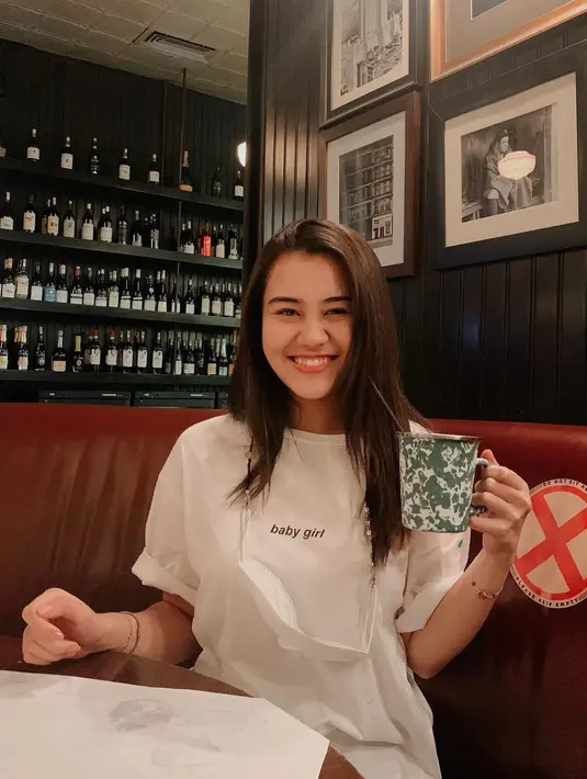 "Apa sih Al yang kangenin dari ibu?" tanya Aurel Hermansyah. "Ngobrol sih ramai aja," jawab Aaliyah Massaid secara singkat. (Instagram/aaliyah.massaid)