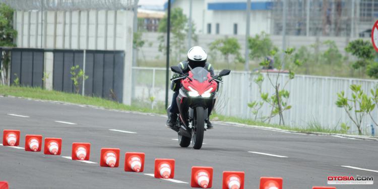 Adu Performa Honda CBR150R Terbaru dengan Yamaha R15 dan Suzuki GSX-R150