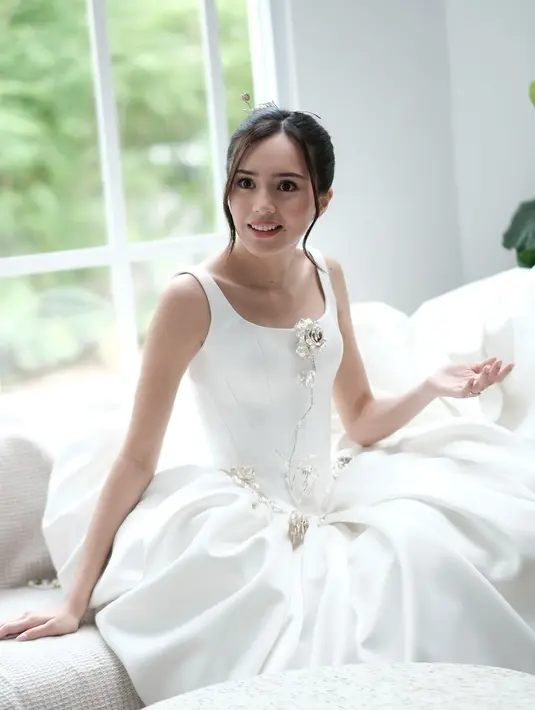 Mengenakan gaun putih bergaya klasik, Beby Tsabina terlihat cantik natural dengan makeup yang minimalis. Masih menampilkan tahi lalat di pinggir bibir [@leoafandi_]
