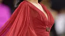 Dengan rambut panjang digerai dan jubah yang melayang, Ariel Tatum memancarkan pesona maksimalnya (Foto: L’Oréal Paris)