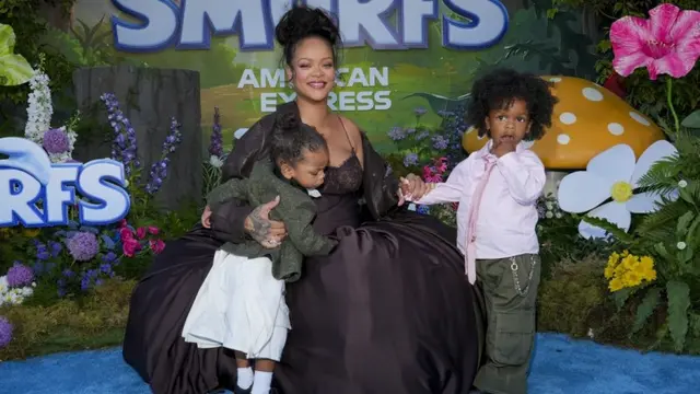 Gaya Glamor Seksi Rihanna di Karpet Biru, 2 Putra Balitanya Tak Kalah Necis. (Jordan Strauss/Invision/AP)