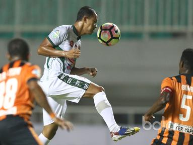 Aksi pemain PS TNI, Sansan Husaeni (tengah) menyundul bola melewati adangan para pemain Perseru Serui pada laga Liga 1 2017 di Stadion Pakansari, Bogor, MInggu (18/6/2017). PS TNI menang 1-0. (Bola.com/Nicklas Hanoatubun)