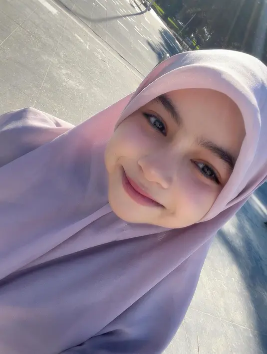 Tanpa complexion dan riasan mata yang berat, Sienna tampil menawan dengan aplikasi blush on dan lipstik nuansa pink yang soft. [@siennn.kasya].