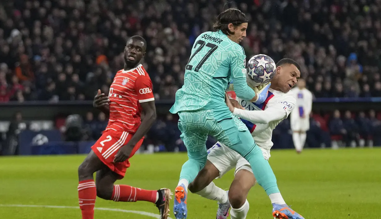 Pemain Paris Saint Germain (PSG), Kylian Mbappe, bertabrakan dengan kiper Bayern Munchen, Yann Sommer, pada leg kedua babak 16 besar Liga Champions 2022/2023 di Allianz Arena, Kamis (9/3/2023). PSG menyerah dua gol tanpa balas di markas Bayern Munchen. (AP Photo/Matthias Schrader)
