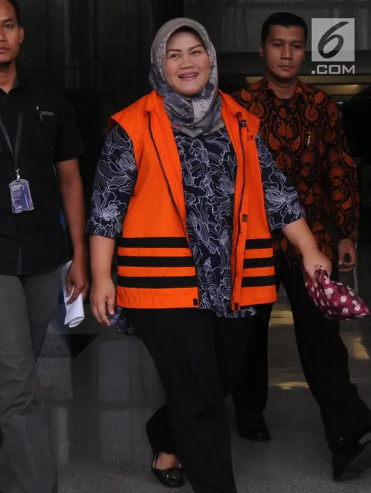Bupati nonaktif Bekasi Neneng Hasanah Yasin berjalan keluar Gedung KPK seusai menjalani pemeriksaan, Jakarta, Rabu (7/11). Neneng diminta mencocokkan suaranya oleh penyidik terkait kasus dugaan suap perizinan proyek Meikarta. (Merdeka.com/Dwi Narwoko)
