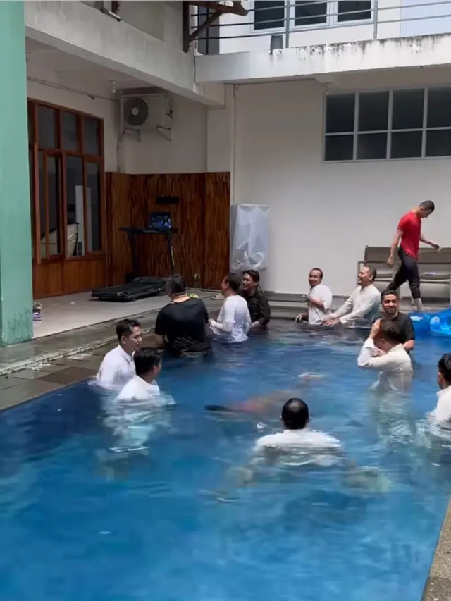 Teuku Ryan Renang Pakai Gamis
