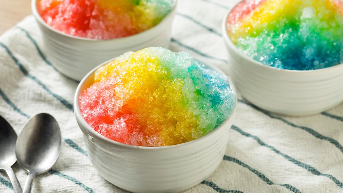 Es Serut Tradisional Segar: Minuman khas Indonesia dengan es serut halus yang disiram sirup manis dan santan