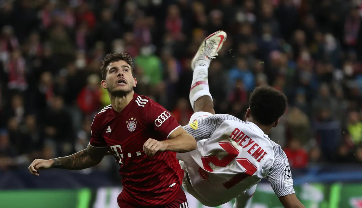 Bek Bayern Munchen Lucas Hernandez berebut bola dengan penyerang Red Bull Salzburg Karim Adeyemi dalam leg pertama 16 besar Liga Champions di Red Bull Arena, Kamis dini hari WIB (17/2/2022). Bayern Munchen meraih hasil imbang 1-1 saat bertandang ke markas RB Salzburg. (AP Photo/Alexandra Beier)