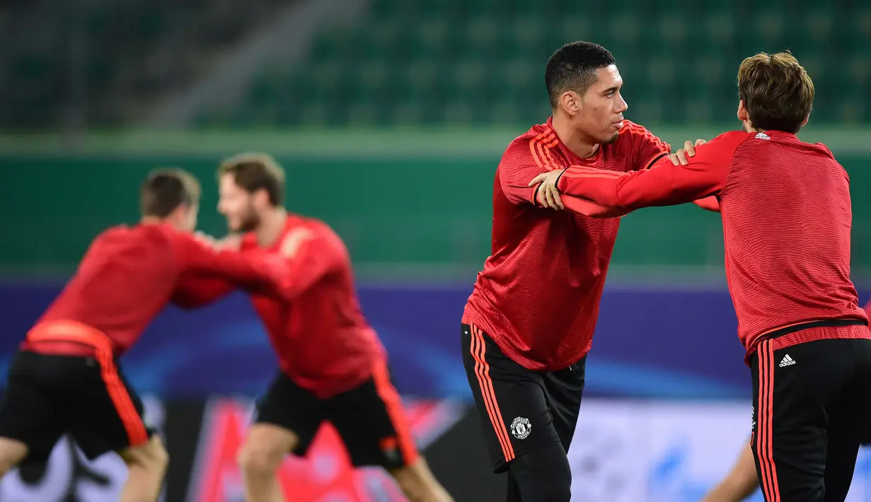 Pemain Manchester United, Chris Smalling (2kanan)  berlatih persiapan melawan Wolfsburg pada lanjutan  Liga Champhions di Stadion Volkswagen Arena, Wolfsburg, Germany, Senin (7/12/2015).  (AFP Photo/John Macdougall)