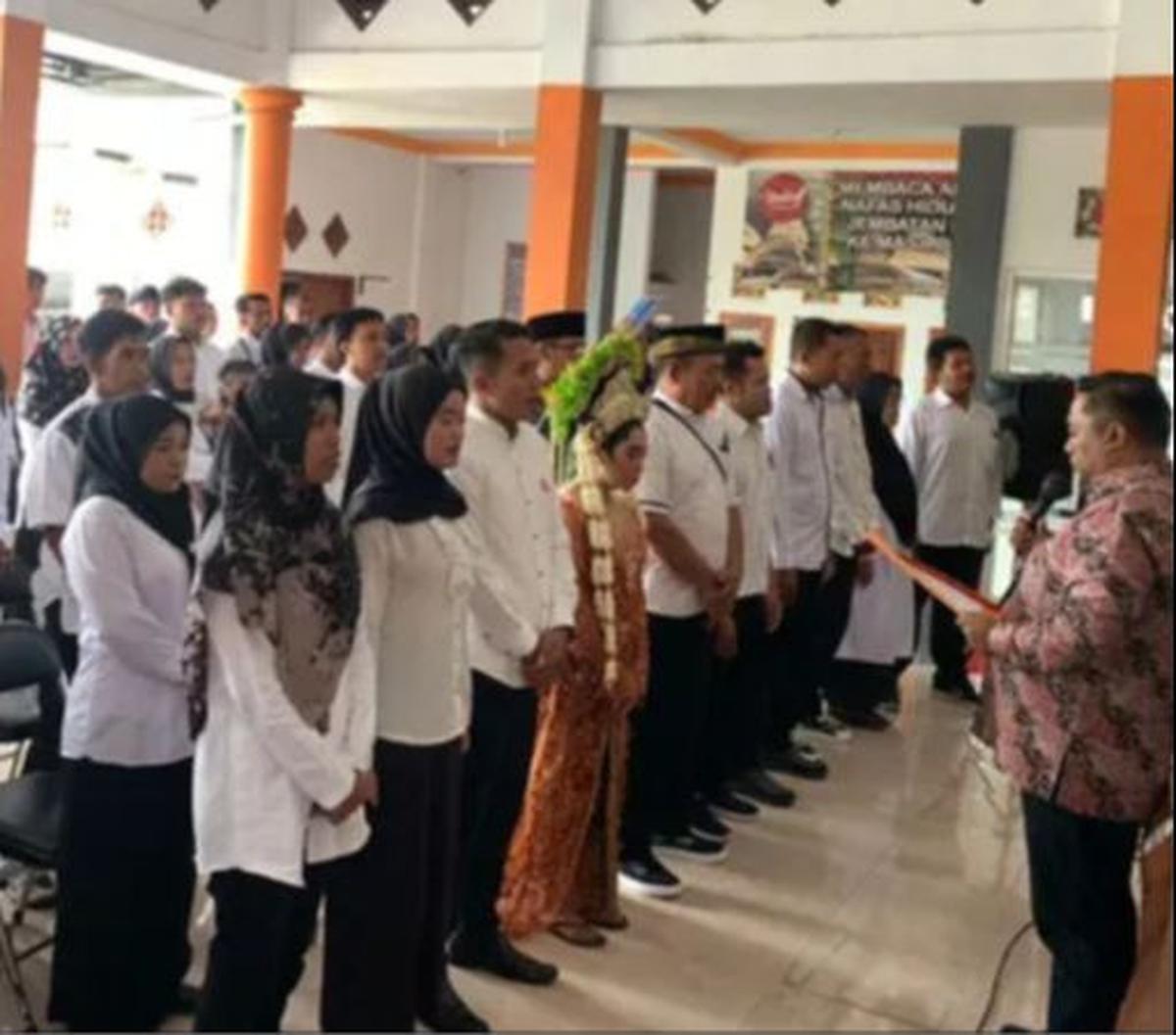 Sebelumnya, hal serupa juga terjadi di Banyuwangi. Pada momen pelantikan KPPS, seorang wanita bernama Lis Watiningsih (24) memakai pakaian pengantin adat karena waktu pelantikan bersamaan dengan momen resepsi pernikahannya.