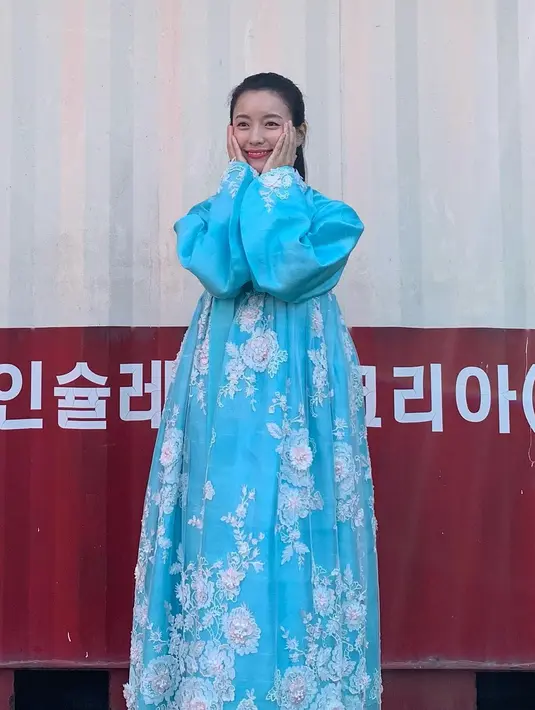 Ini adalah foto yang diambil di balik layar saat Lee Mi Hyun menjalankan misi sebagai agen. Dia tampil bernyanyi untuk mengelabui. (Foto: Instagram/ hanhyojoo222)