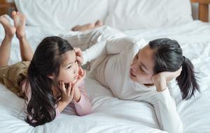 Salah satu contoh parenting yang tepat adalah terjalinnya komunikasi 2 arah antara ibu dan anak yang membiarkan anak memahami dan menyampaikan perasaan mereka (Foto: Pexels.com/Ketut Subiyanto)