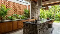 10 Desain Dapur Bergaya Tropis Modern Kombinasi Roster dan Batu Alam yang Sejuk