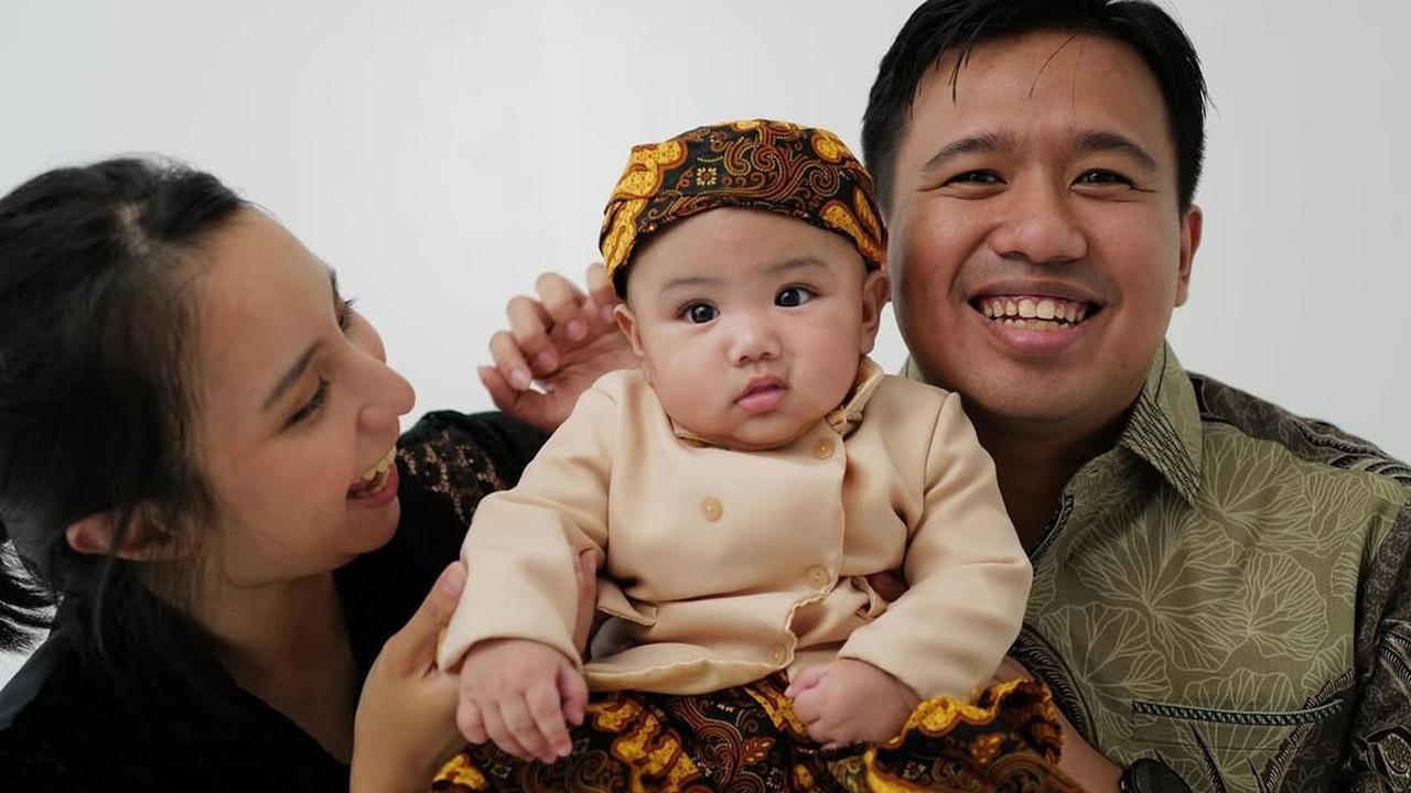 7 Potret Elio Anak Joshua Suherman dan Clairine Clay Pakai Blangkon, Gemas Maksimal