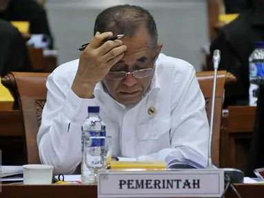 Menteri Pertahanan Ryamizard Ryacudu mengikuti raker dengan Komisi I DPR di Jakarta, Rabu (10/2). Rapat membahas RUU tentang Kerjasama pertahanan Indonesia-Jerman dan Indonesia-Tiongkok. (Liputan6.com/Johan Tallo)