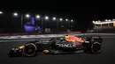 Kemenangan itu menjadi kali ke-21 dalam karier Verstappen sekaligus mempersembahkan poin pertama bagi sang pebalap Belanda pada musim ini menyusul gagalnya dua mobil Red Bull finis di Bahrain. (AP/Hassan Ammar)