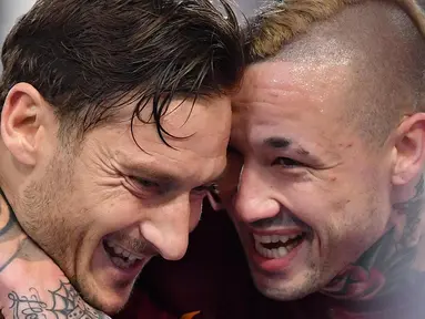 Ekspresi kebahagiaan kapten AS Roma, Francesco Totti (kiri) bersama rekannya Radja Nainggolan usai membobol gawang Cesena pada  perempat final Coppa Italia di Olimpico stadium, Rome,  (1/02/2017). Roma menang 2-1. (EPA/Ettore Ferrari)