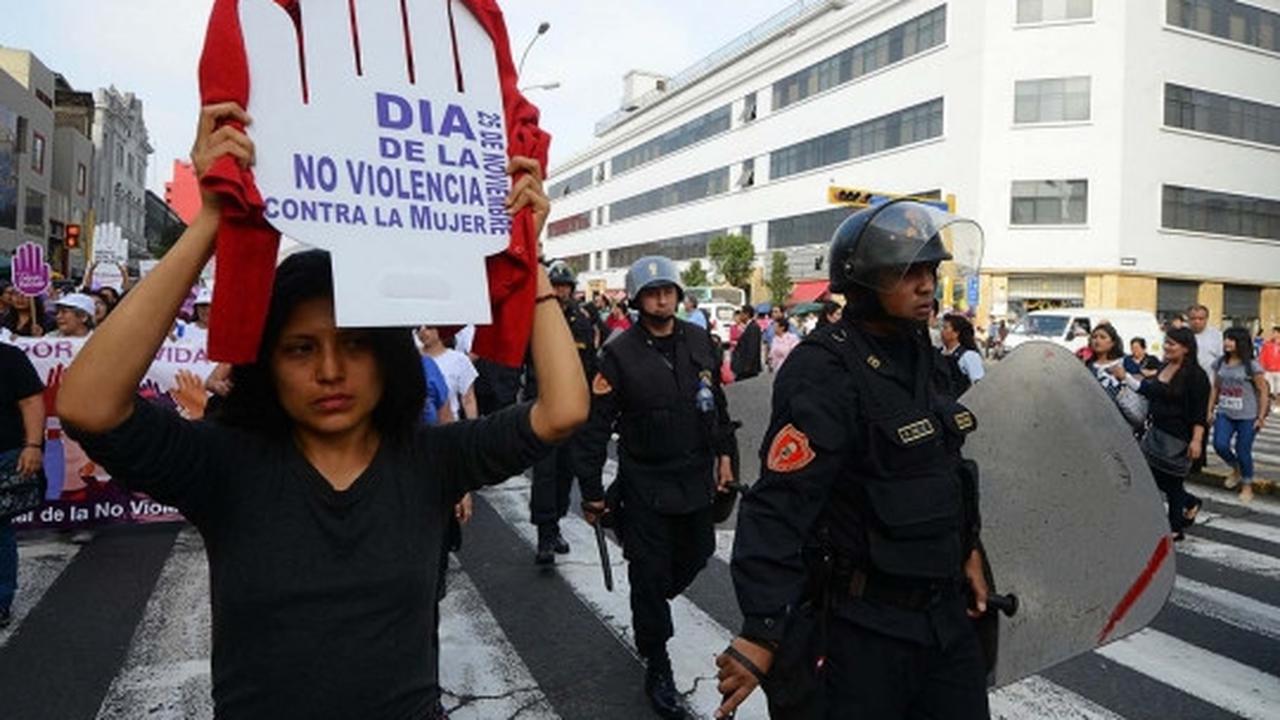 Wanita Peru umbar payudara serukan antikekerasan terhadap perempuan